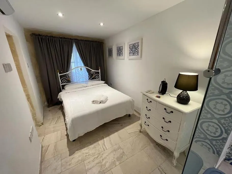 Charming 200 Year Old Cottage With Yard Zabbar