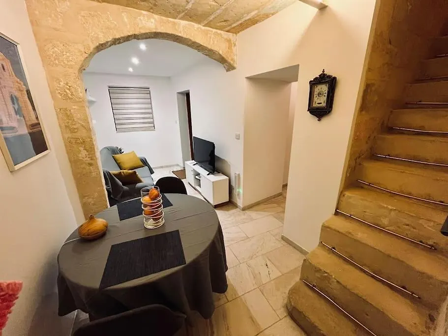 Charming 200 Year Old Cottage With Yard Zabbar Holiday home