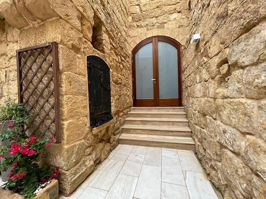 Charming 200 Year Old Cottage With Yard Żabbar Malta