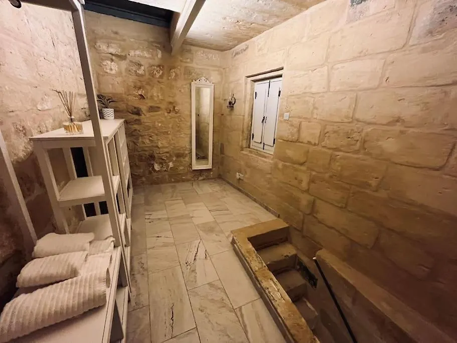 Charming 200 Year Old Cottage With Yard Zabbar